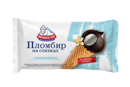 含可可的奶油圣代釉中的华夫饼糖锥中的香草味冰淇淋圣代